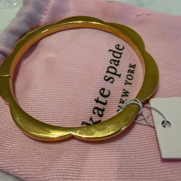 KATE SPADE SCALLOP HINGE BANGLE - Picture 5 of 12